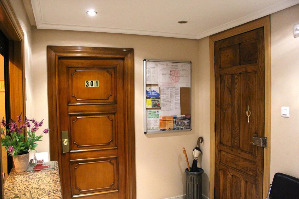 Hostal De La Torre Hostal Economico Валадоид Екстериор снимка