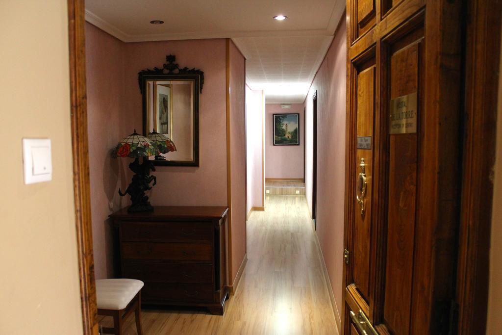 Hostal De La Torre Hostal Economico Валадоид Екстериор снимка