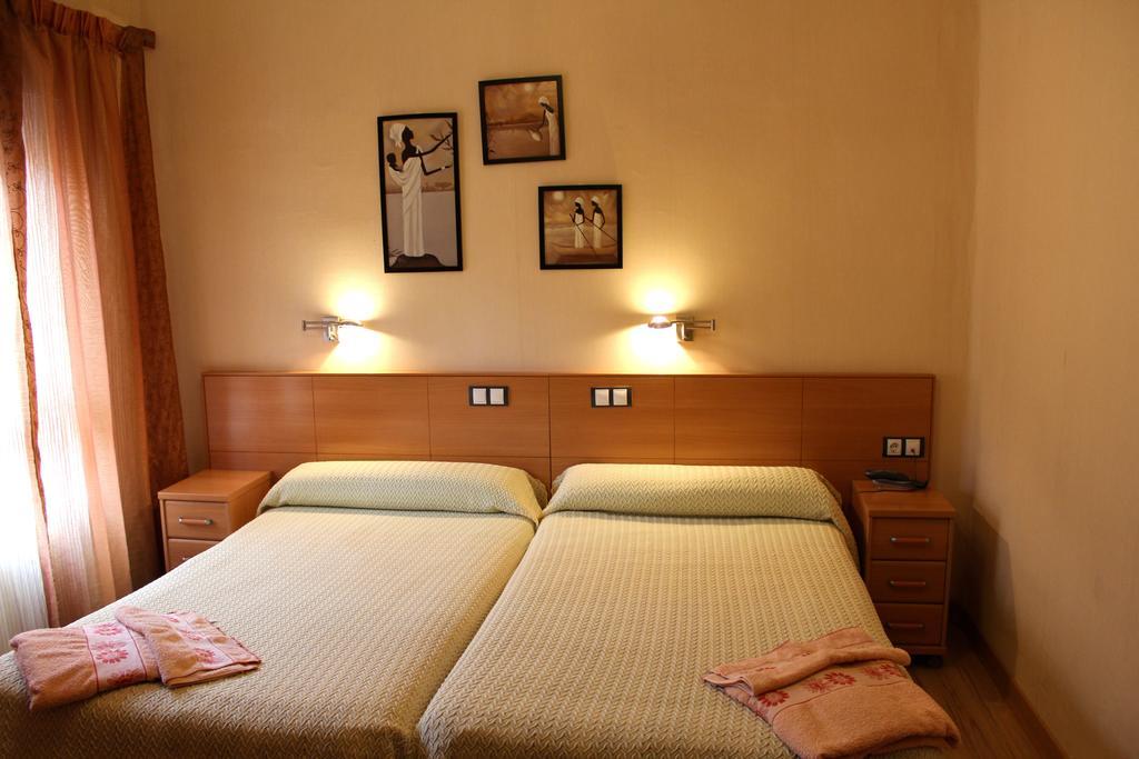 Hostal De La Torre Hostal Economico Валадоид Стая снимка