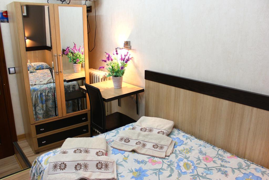 Hostal De La Torre Hostal Economico Валадоид Стая снимка