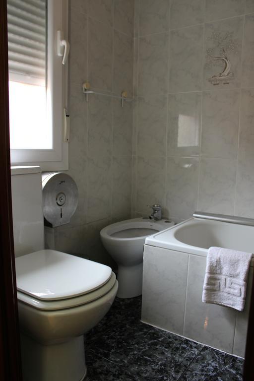 Hostal De La Torre Hostal Economico Валадоид Стая снимка