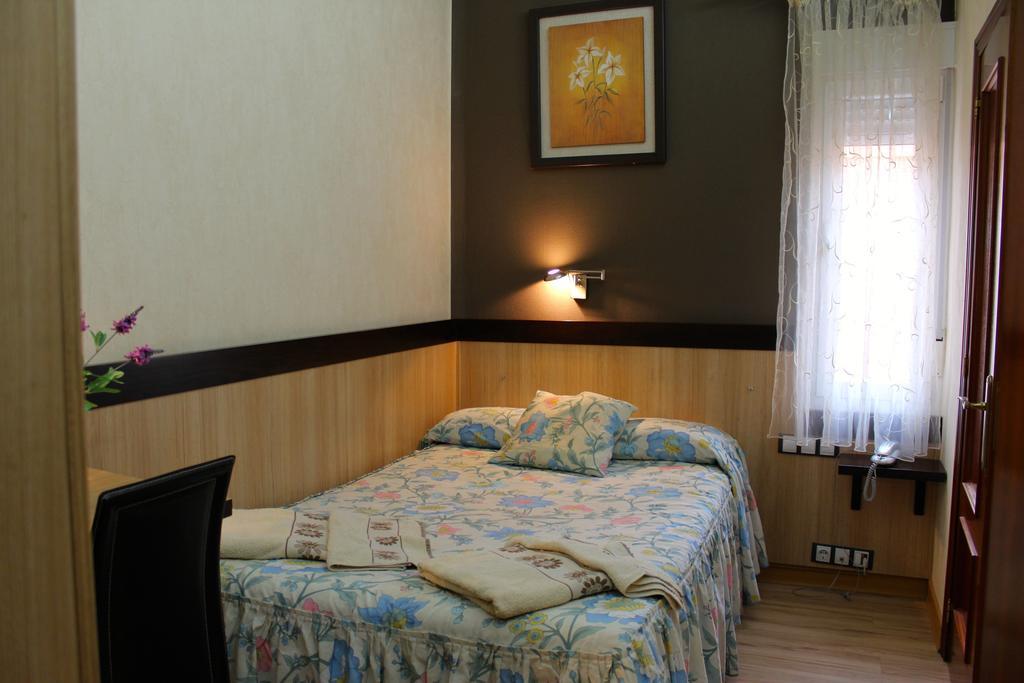Hostal De La Torre Hostal Economico Валадоид Стая снимка