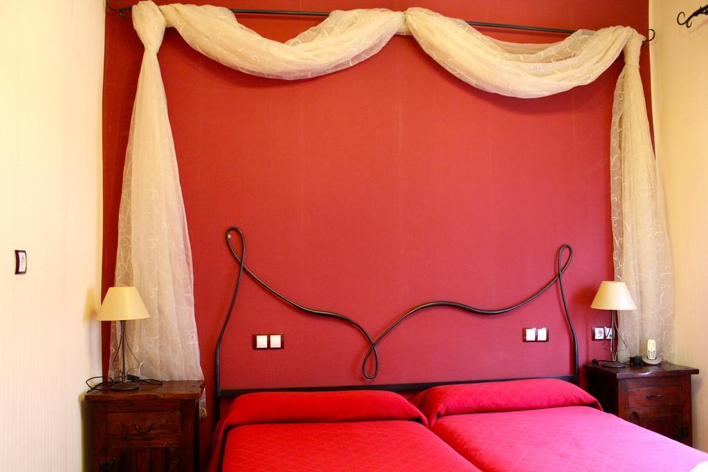 Hostal De La Torre Hostal Economico Валадоид Стая снимка