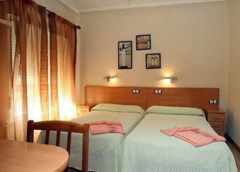 Hostal De La Torre Hostal Economico Валадоид Екстериор снимка