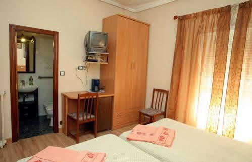 Hostal De La Torre Hostal Economico Валадоид Екстериор снимка