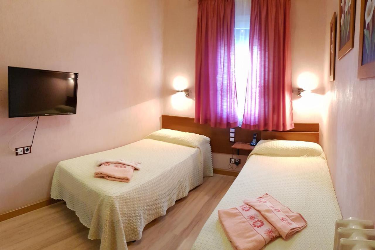 Hostal De La Torre Hostal Economico Валадоид Екстериор снимка