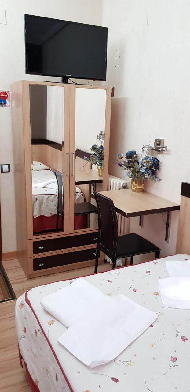 Hostal De La Torre Hostal Economico Валадоид Екстериор снимка