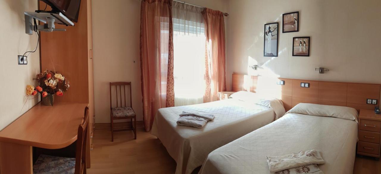Hostal De La Torre Hostal Economico Валадоид Екстериор снимка