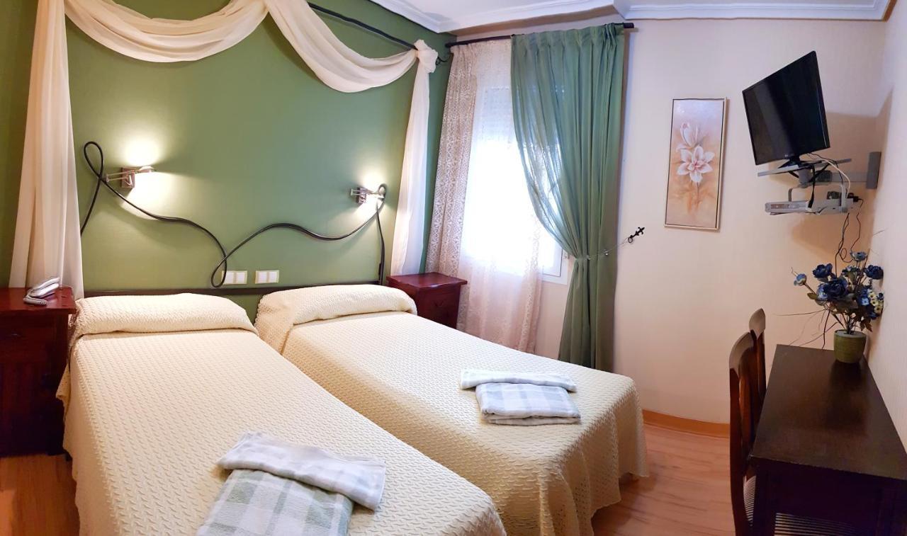 Hostal De La Torre Hostal Economico Валадоид Екстериор снимка