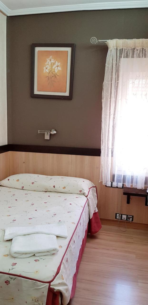 Hostal De La Torre Hostal Economico Валадоид Екстериор снимка